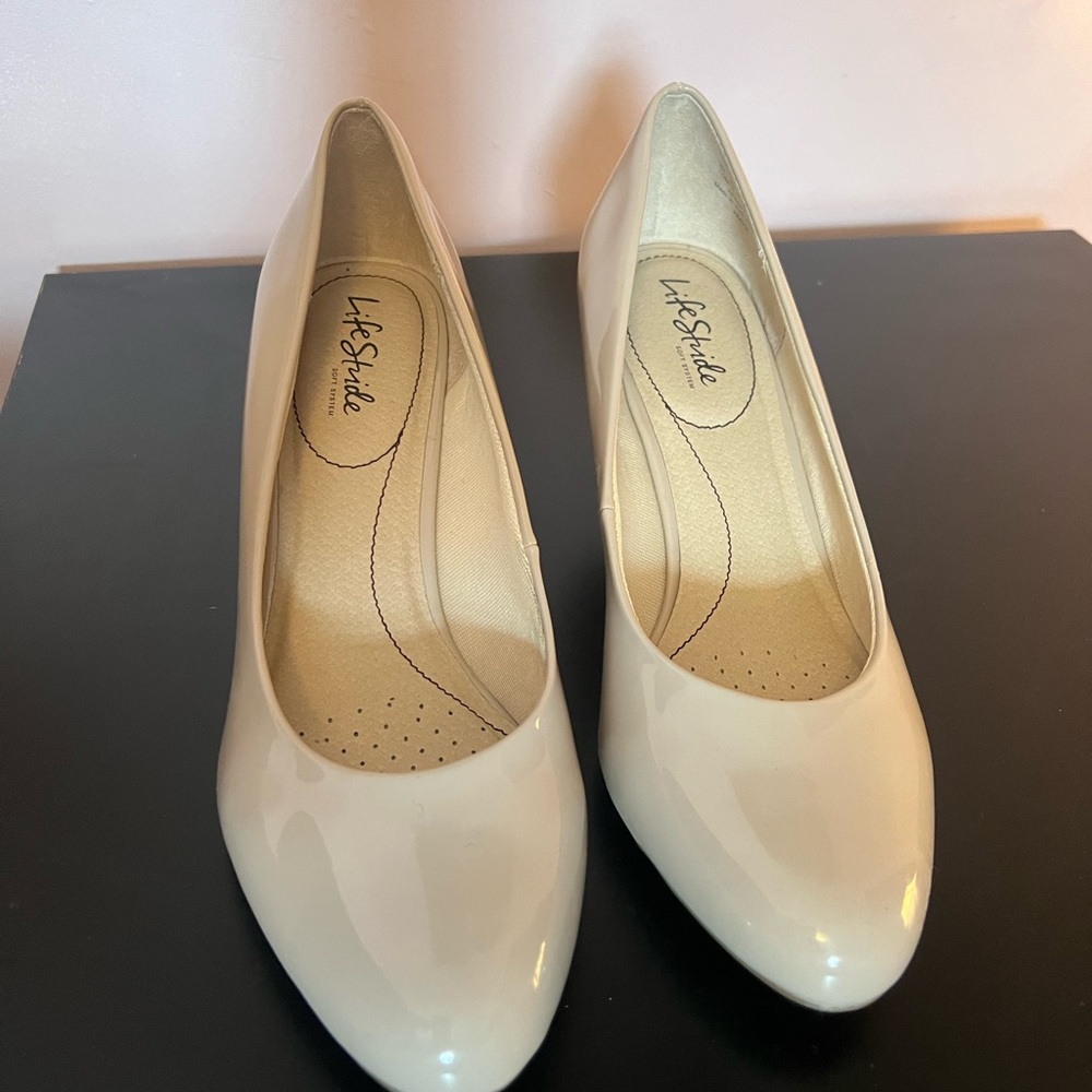 Life Stride Women's Beige Pumps